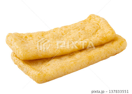 透明背景（png）に2枚の油揚げ 137833551