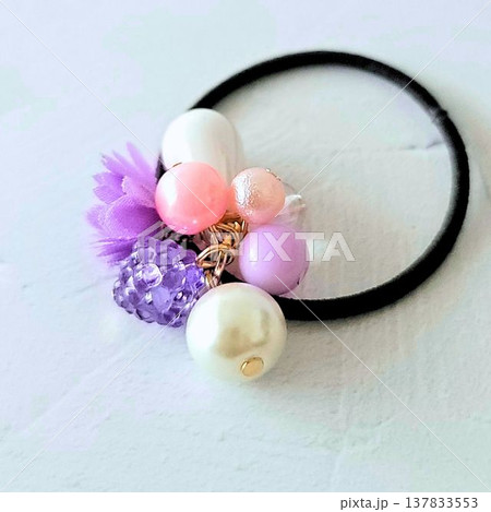 ハンドメイド　カラフルなビーズがたくさんついたキッズヘアゴム　オーガンジーのお花チャーム 137833553