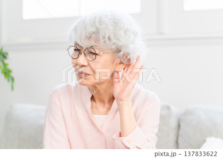 耳が遠いシニア女性 137833622