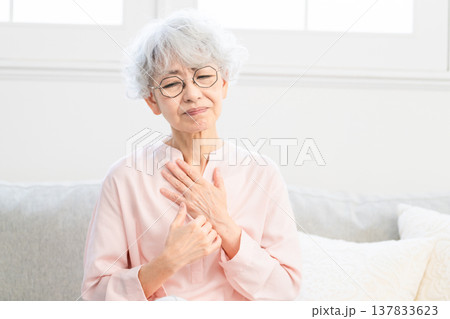 食道炎を発症しているシニア女性 137833623