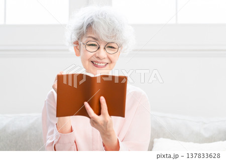 スケジュール帳を見るシニア女性 137833628