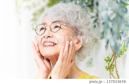 黄色いワンピースを着ているシニア女性 黄色いワンピースを着ているシニア女性 137833639