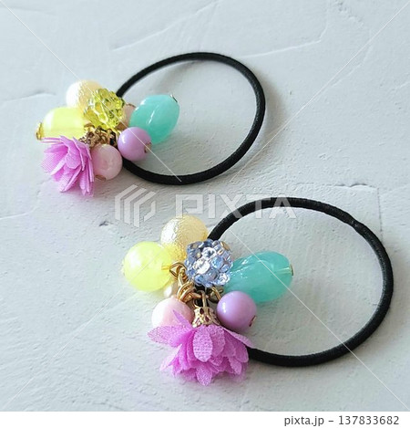ハンドメイド カラフルなビーズがたくさんついたキッズヘアゴム ひらひらのお花 ハンドメイド カラフルなビーズがたくさんついたキッズヘアゴム ひらひらのお花 137833682