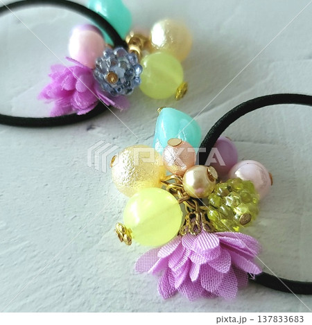 ハンドメイド カラフルなビーズがたくさんついたキッズヘアゴム ひらひらのお花 ハンドメイド カラフルなビーズがたくさんついたキッズヘアゴム ひらひらのお花 137833683