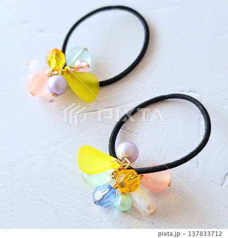 ハンドメイド カラフルなビーズがたくさんついたキッズヘアゴム ハンドメイド カラフルなビーズがたくさんついたキッズヘアゴム 137833712