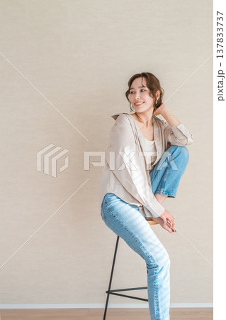 ハイチェア,椅子に座るデニム姿の女性モデル ハイチェア,椅子に座るデニム姿の女性モデル 137833737