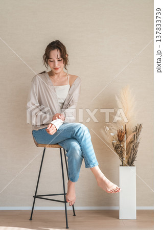 ハイチェア,椅子に座るデニム姿の女性モデル ハイチェア,椅子に座るデニム姿の女性モデル 137833739