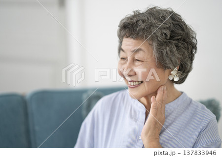 笑顔のシニア女性 137833946