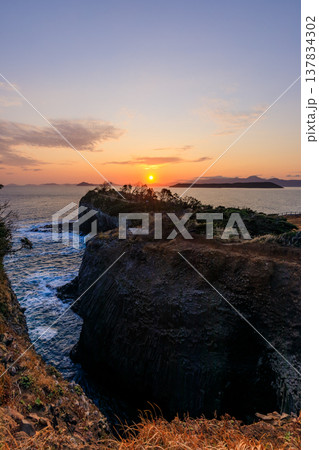 初春の七ツ釜と朝日　佐賀県唐津市 137834302