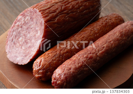 木のプレートに載せた2種類のサラミソーセージ 137834303