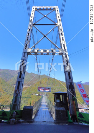 谷瀬の吊り橋 上野地側(奈良県十津川村) 谷瀬の吊り橋 上野地側(奈良県十津川村) 137834518
