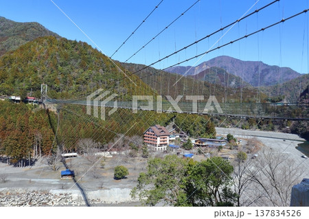 谷瀬の吊り橋 上野地側（奈良県十津川村） 137834526