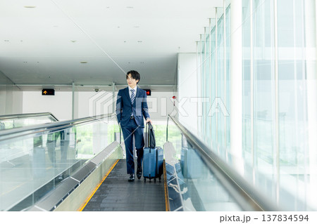 空港でスーツケースを持つ男性 空港でスーツケースを持つ男性 137834594