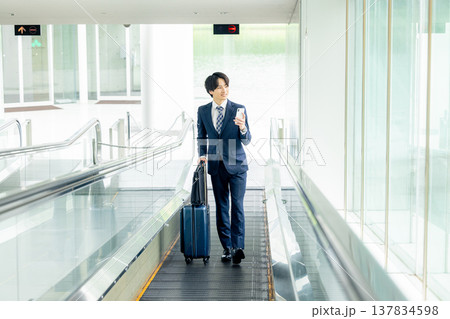 空港でスーツケースを持つ男性 空港でスーツケースを持つ男性 137834598