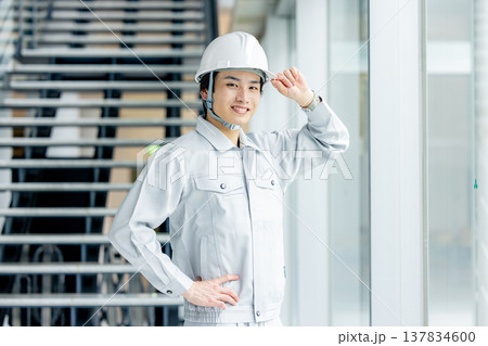 現場で働く作業服の男性 137834600