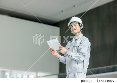 タブレットを持つ男性作業員 タブレットを持つ男性作業員 137834605