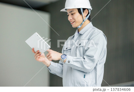 タブレットを持つ男性作業員 137834606