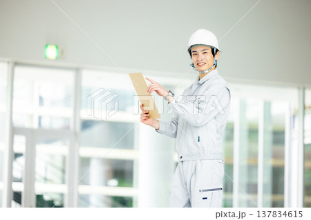作業服を着た若い男性 作業服を着た若い男性 137834615