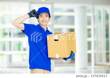 荷物を運ぶ配送スタッフ 137834617