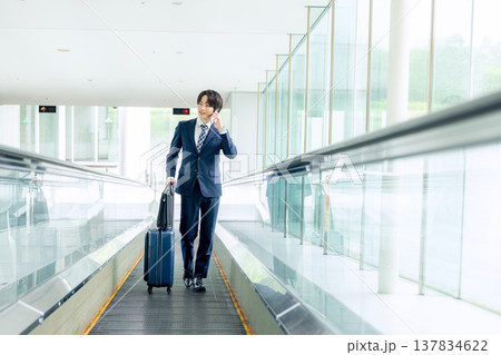 空港でスーツケースを持つ男性 空港でスーツケースを持つ男性 137834622