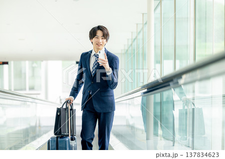 空港でスーツケースを持つ男性 空港でスーツケースを持つ男性 137834623
