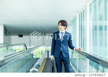 動く歩道 137834627
