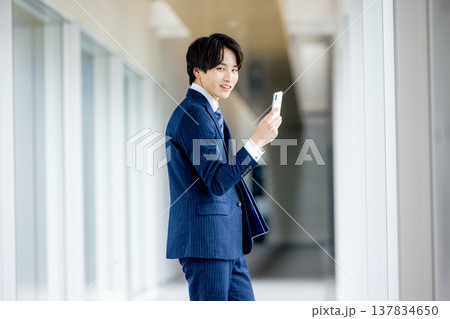 スマホを操作するビジネスマン 137834650
