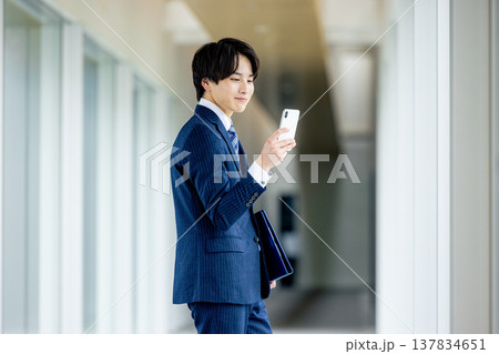 スマホを操作するビジネスマン 137834651
