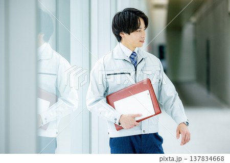 作業着の男性 作業着の男性 137834668