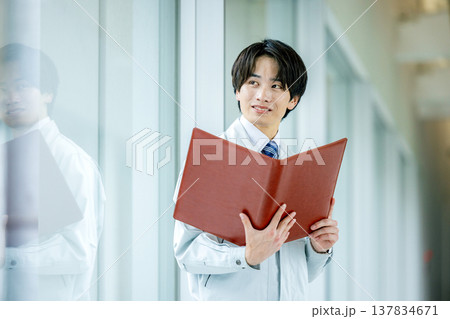 作業着の男性 作業着の男性 137834671