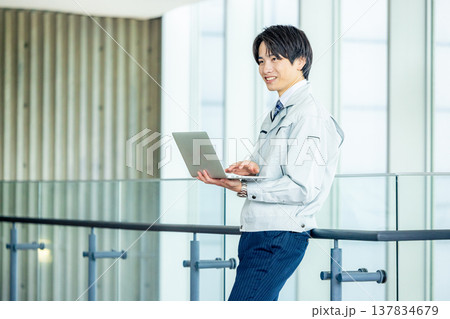 近代的オフィスで働くエンジニア 137834679