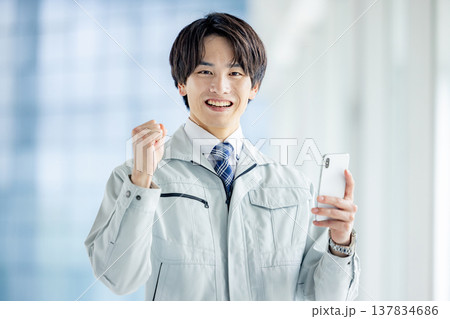 作業着を着た若い男性 作業着を着た若い男性 137834686