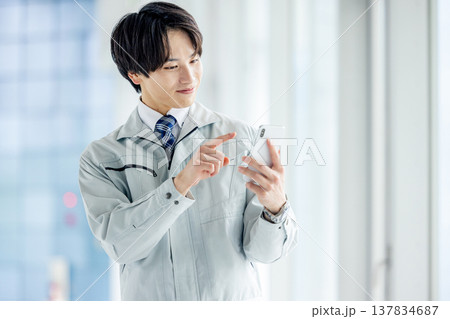 作業着を着た若い男性 作業着を着た若い男性 137834687