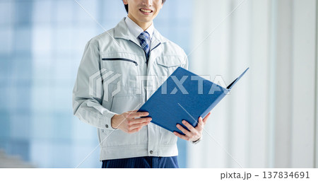 オフィスの若いビジネスマン 137834691