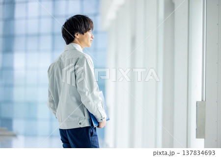 オフィスの若いビジネスマン 137834693