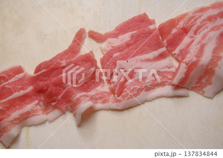 まな板の上で切った豚バラ肉 137834844
