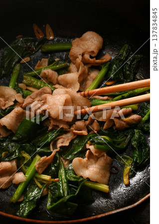 豚肉とほうれん草の炒め物 豚肉とほうれん草のガーリックぽん酢炒め 豚肉とほうれん草の炒め物 豚肉とほうれん草のガーリックぽん酢炒め 137834845