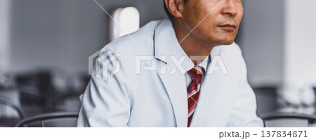 白衣の男性医師が思案する様子 白衣の男性医師が思案する様子 137834871