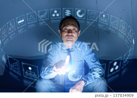 暗闇で指を差す中年の男性 137834909