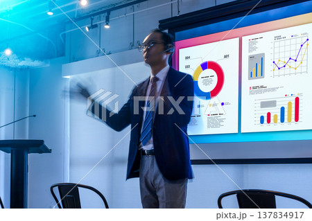 ジェスチャーで熱弁する講師 137834917