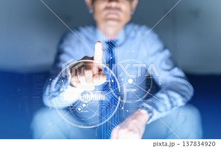 暗闇で指を突き出すビジネスマンの手元 137834920