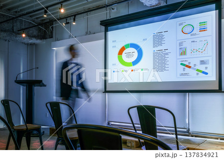 会場を移動する講師のブレた姿 137834921