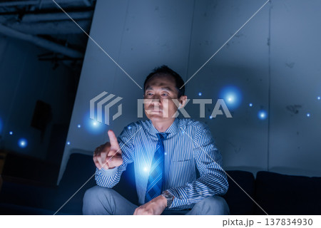 暗闇で指をさすビジネスマン 137834930