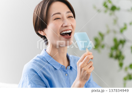 アイスを食べる若い女性　ライフスタイルイメージ 137834949