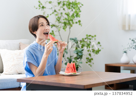 西瓜を食べる若い女性 ライフスタイルイメージ 西瓜を食べる若い女性 ライフスタイルイメージ 137834952