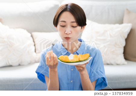 メロンを食べる若い女性 ライフスタイルイメージ メロンを食べる若い女性 ライフスタイルイメージ 137834959