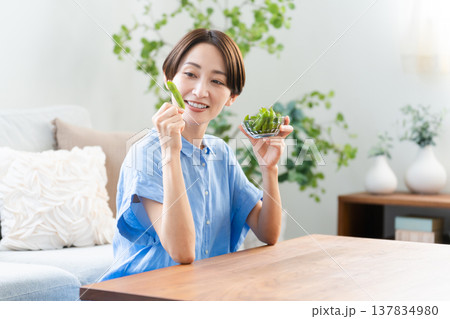 枝豆を食べる若い女性 ライフスタイルイメージ 枝豆を食べる若い女性 ライフスタイルイメージ 137834980