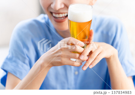 ビールを飲む若い女性 ライフスタイルイメージ ビールを飲む若い女性 ライフスタイルイメージ 137834983