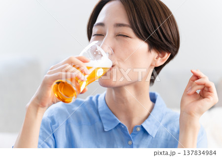 ビールを飲む若い女性 ライフスタイルイメージ ビールを飲む若い女性 ライフスタイルイメージ 137834984