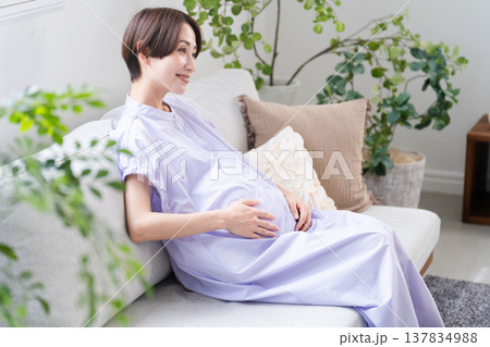 ソファーでくつろいでいる妊婦　ライフスタイルイメージ 137834988